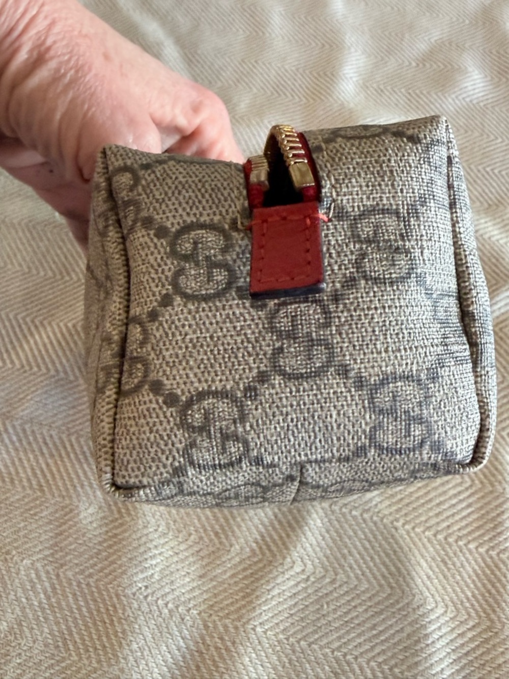 Gucci Gray GG Supreme Cosmetic Case with Red Accents - Picture 5 of 7